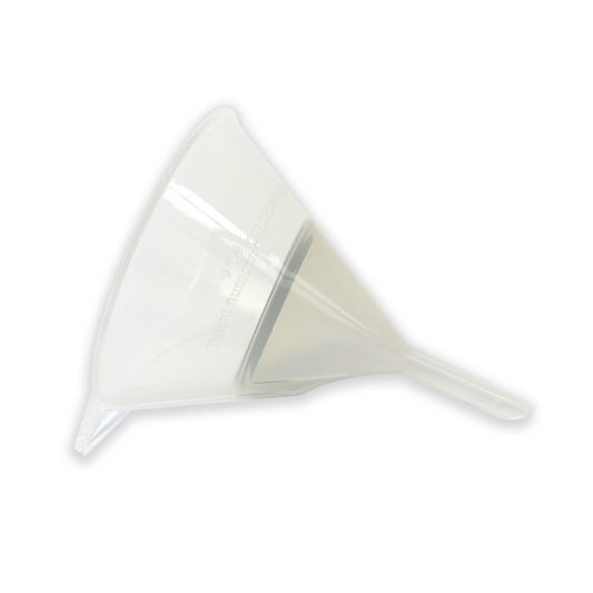 Lievik s jemným sitkom na filtráciu farby